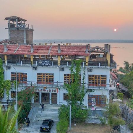 Funky Monkey Hostel & Yoga Rooftop Lounge , Arugambay Pottuvil Buitenkant foto