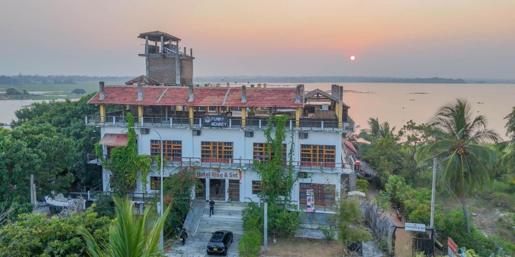 Funky Monkey Hostel & Yoga Rooftop Lounge , Arugambay Pottuvil Buitenkant foto